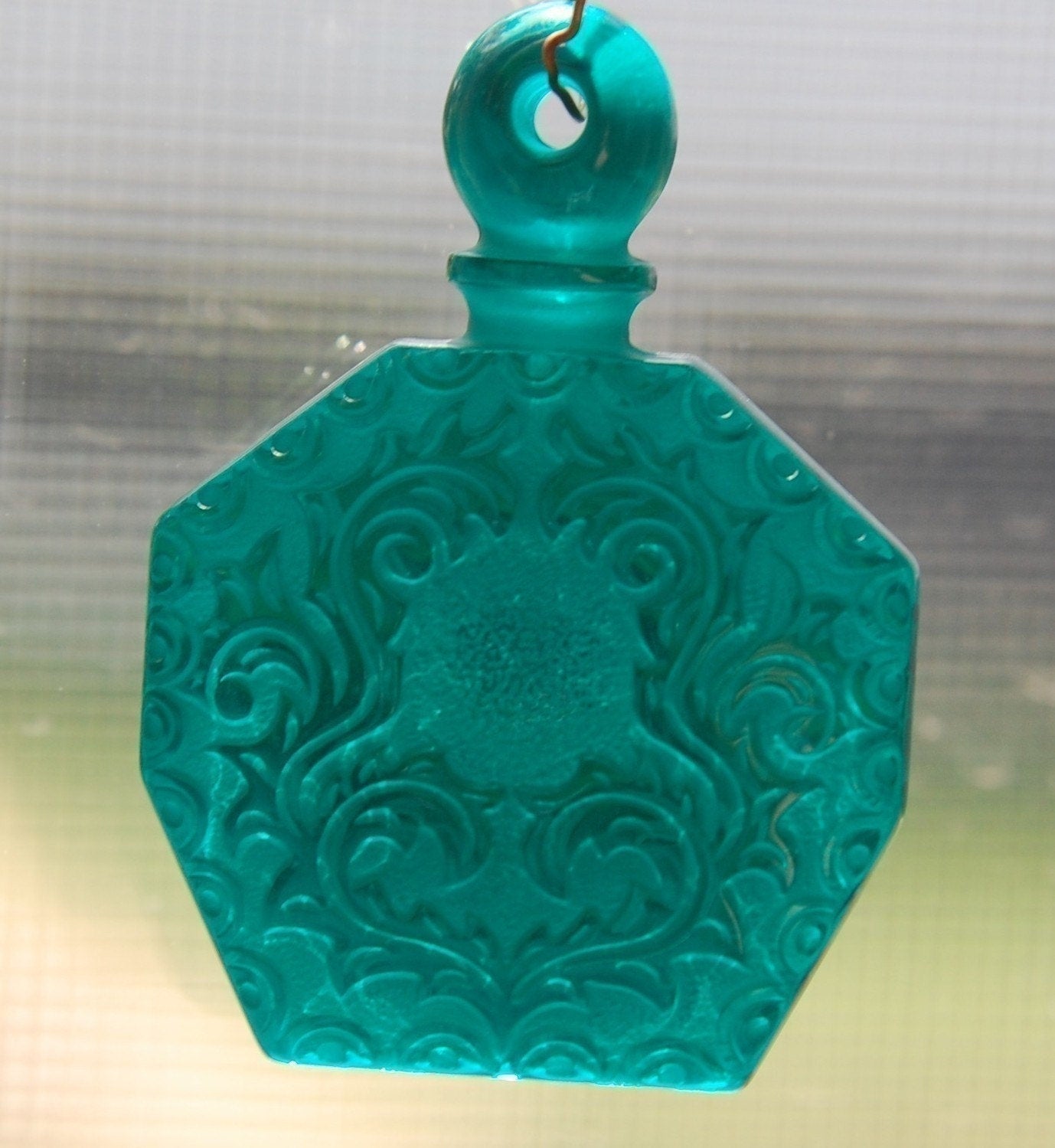 Vintge Emerald Green Etched Faux Perfume Lucite Bottle Pendant pnd064E