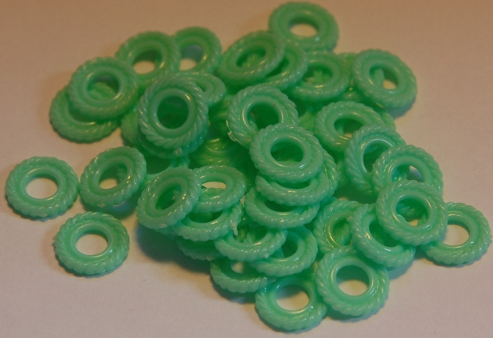 Vintage Mint Green Plastic Ring Beads bds002