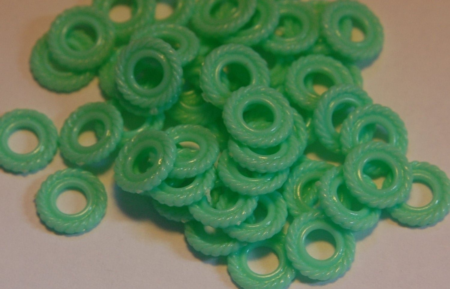 Vintage Mint Green Plastic Ring Beads bds002
