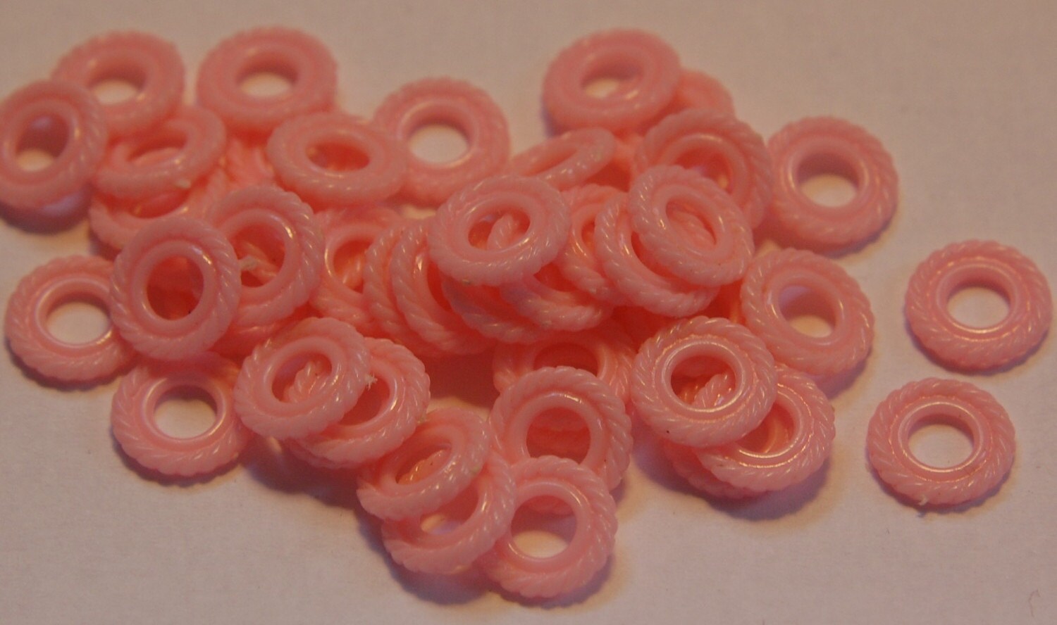 Vintage Pink Plastic Ring Beads bds002E