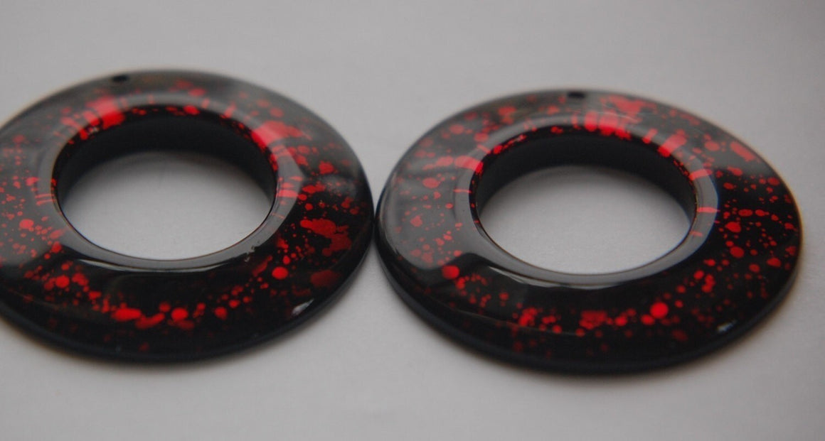 Vintage Retro Red and Black Acrylic Round Pendant Hoops (2) pnd108B