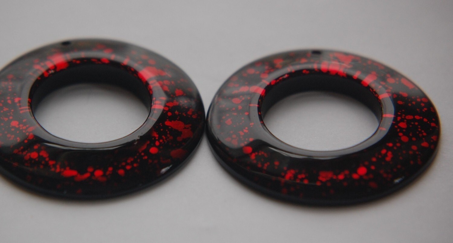 Vintage Retro Red and Black Acrylic Round Pendant Hoops (2) pnd108B