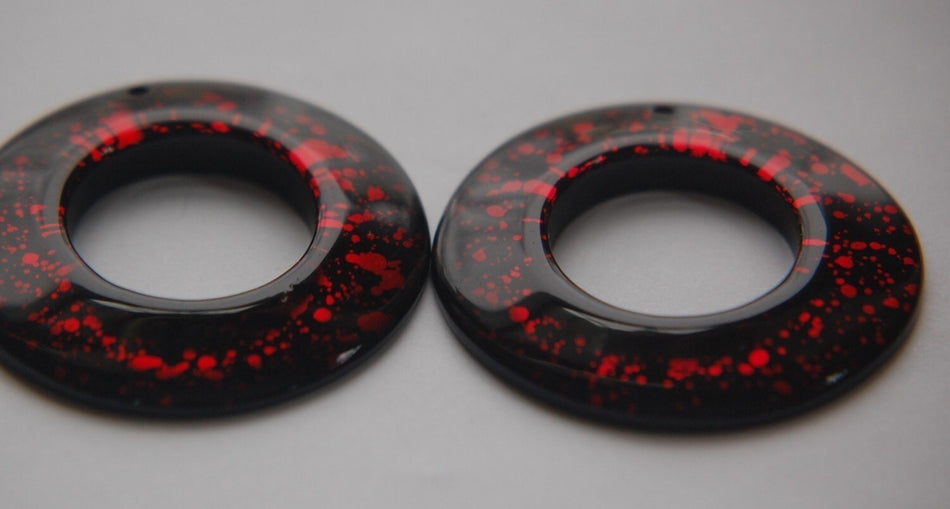 Vintage Retro Red and Black Acrylic Round Pendant Hoops (2) pnd108B