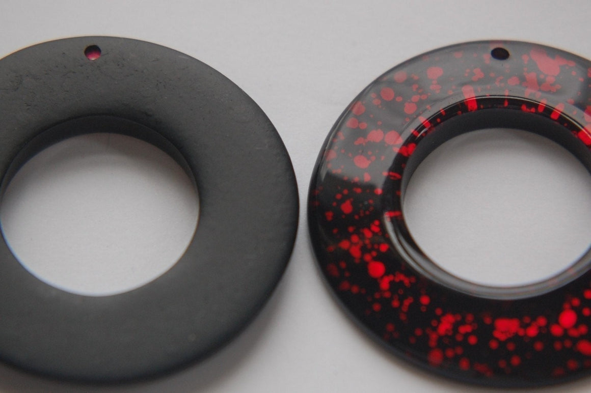 Vintage Retro Red and Black Acrylic Round Pendant Hoops (2) pnd108B