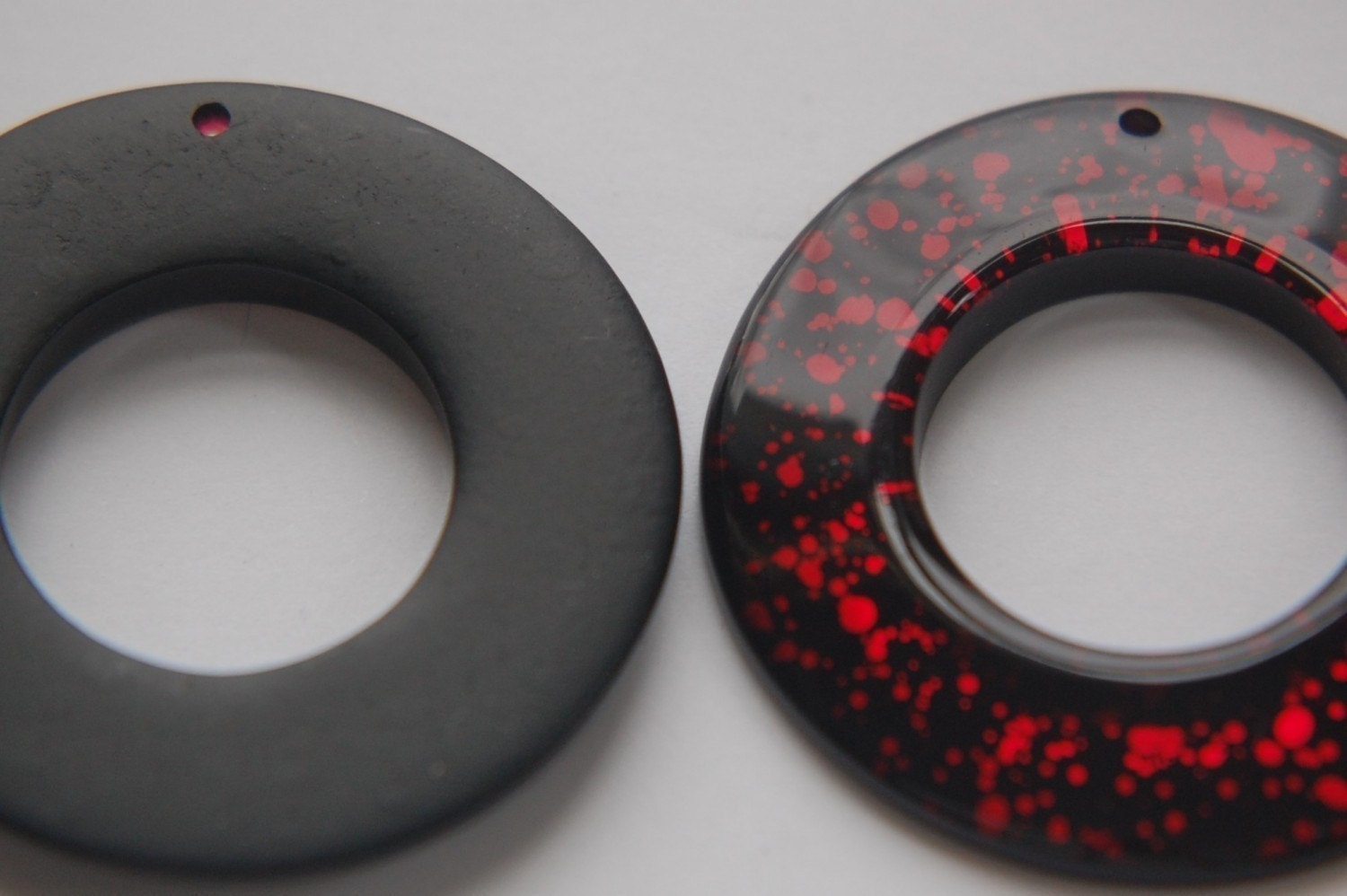 Vintage Retro Red and Black Acrylic Round Pendant Hoops (2) pnd108B