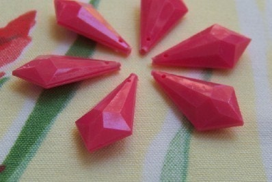Vintage Hot Pink Faceted Pointed Charms Drops Pendants bds204