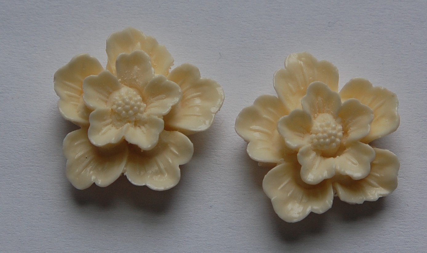 Vintage Creamy Ivory Style Flower Blossom Cabochon cab352B
