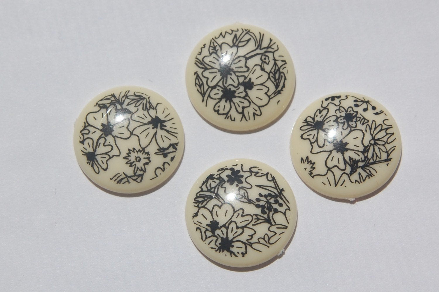Vintage Black on Cream All Over Floral Cabochon 22mm (4) cab015C