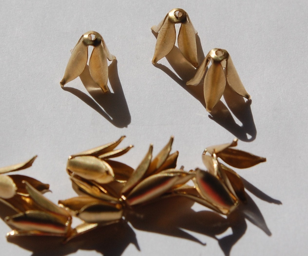 Raw Brass Long 4 Petal Bead Caps (10) mtl303