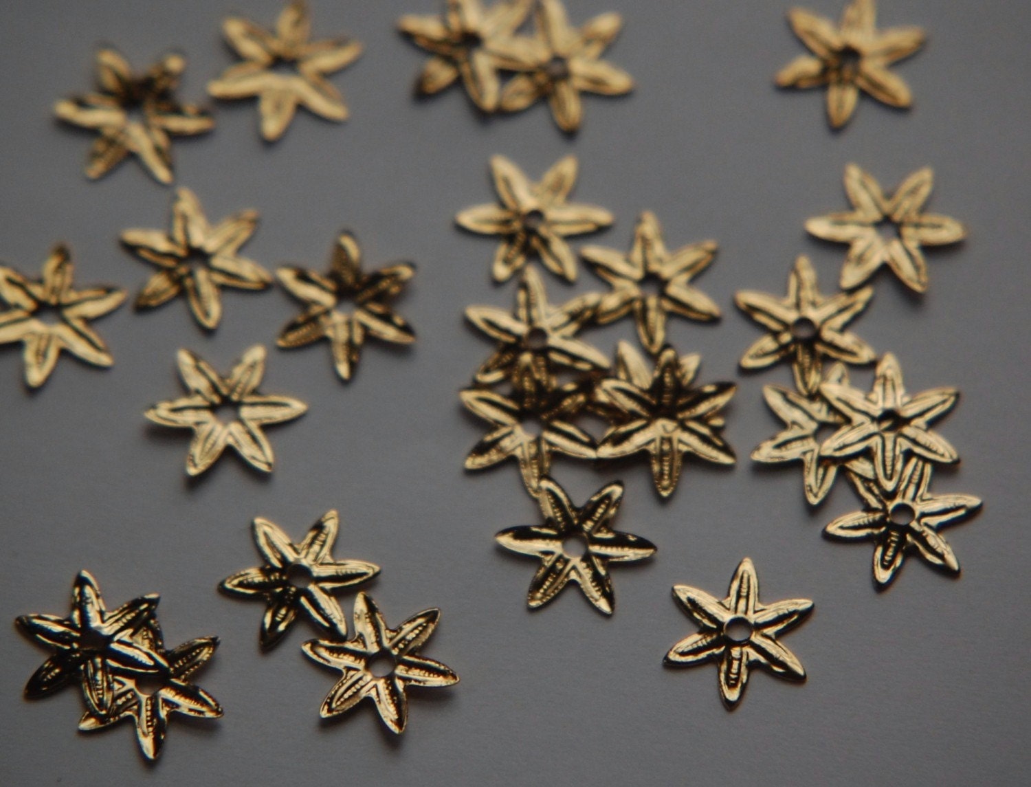 Vintage Flat Gold Tone Flower Stamping X12 mtl287