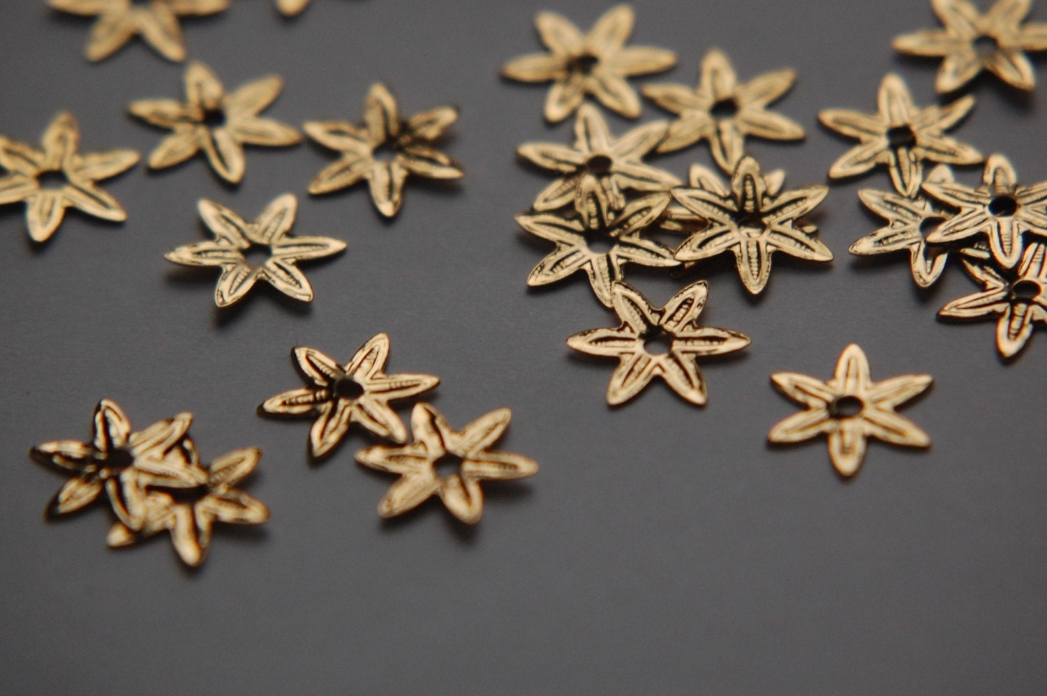 Vintage Flat Gold Tone Flower Stamping X12 mtl287