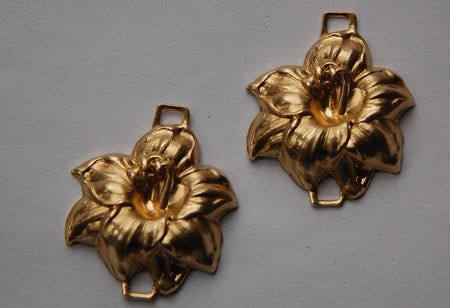 Raw Brass Flower Stamping Connector Pendant 28mm (2) mtl074