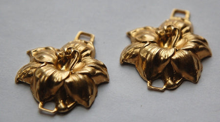 Raw Brass Flower Stamping Connector Pendant 28mm (2) mtl074