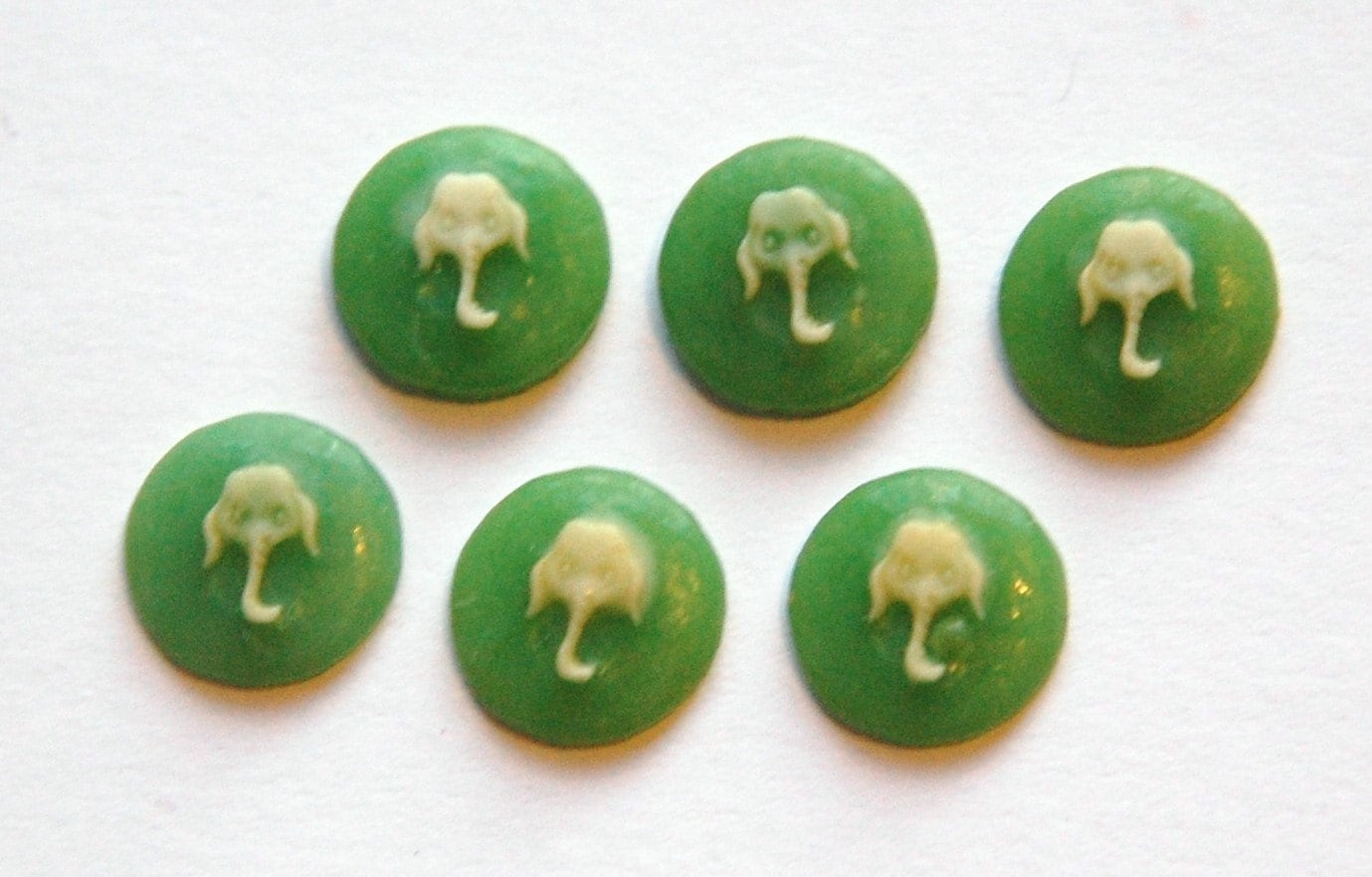 Acrylic Green and Ivory Elephant Cameo 10mm (6)