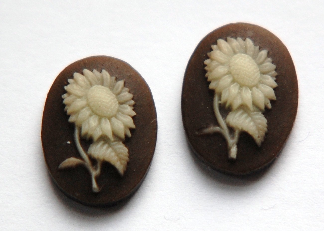 Vintage Japan Cream on Brown Sunflower Daisy Cabochon cab771