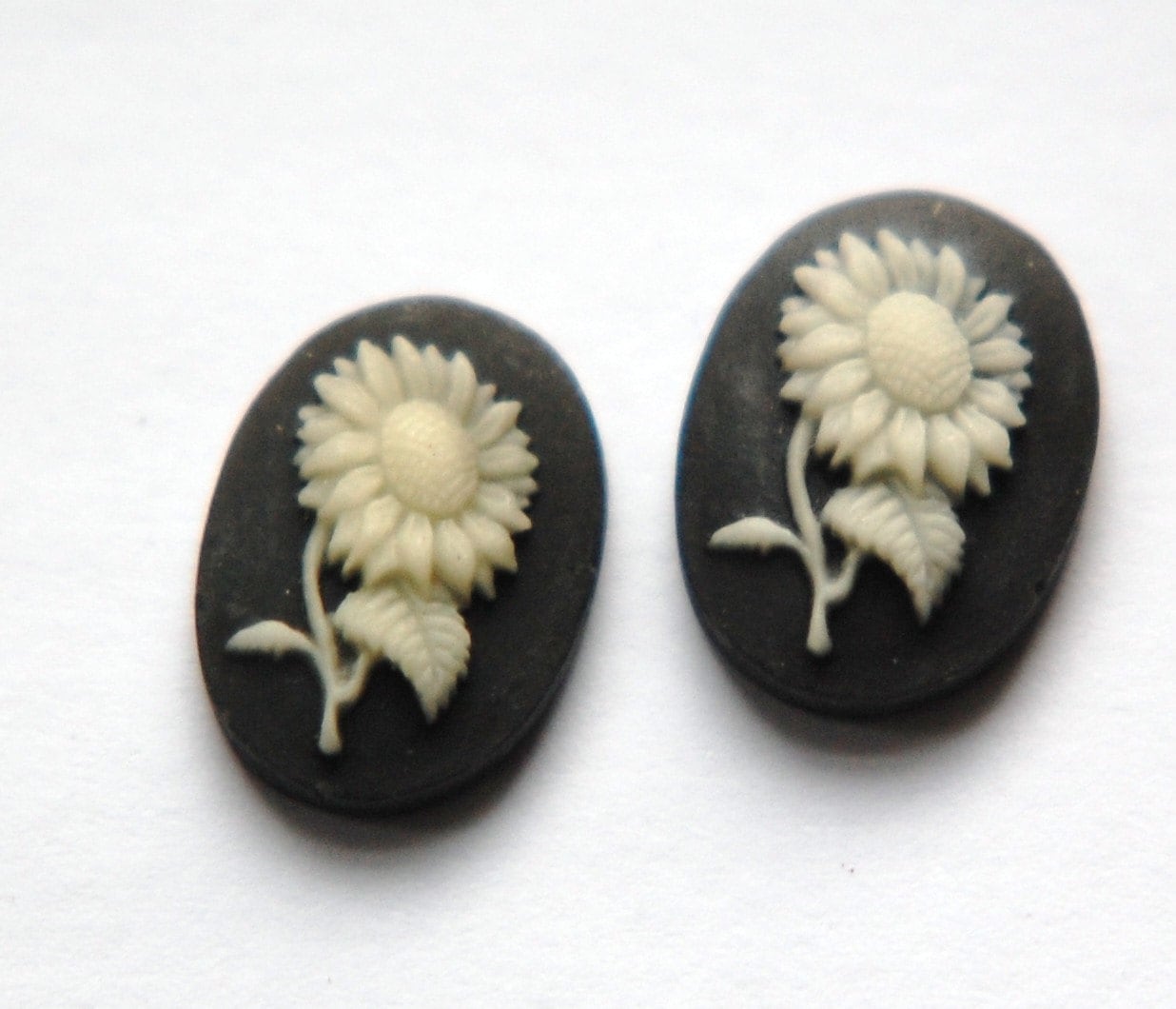 Vintage Cream on Black Sunflower Daisy Cabochon Japan cab771A