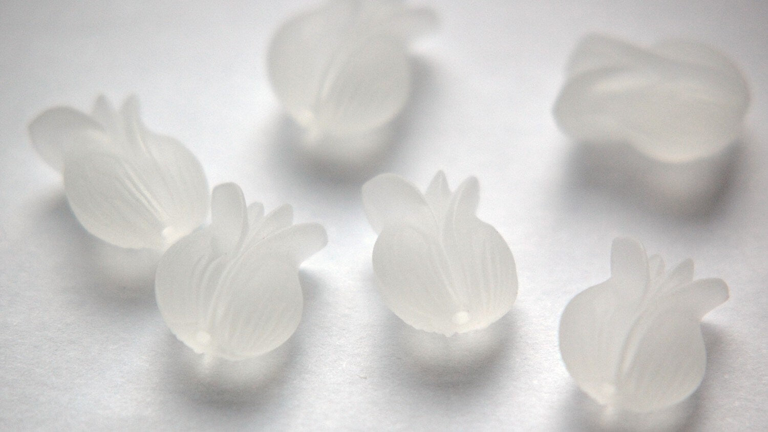 Vintage Matte White Lucite Tulip Flower Beads lg bds581D