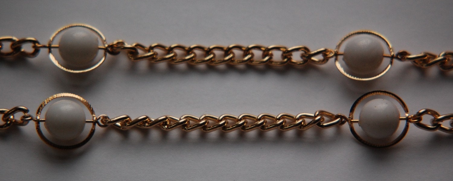 Vintage Funky White Plastic Beaded Chain Gold Links chn036