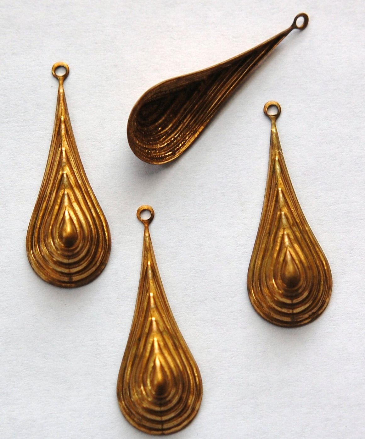 Raw Brass Raised Ribbed Rounded Pendant Drop (4) mtl065