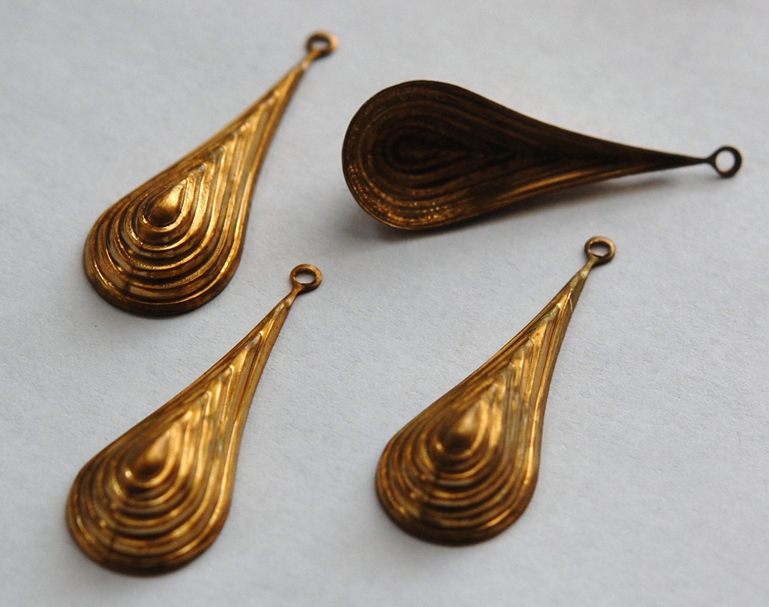 Raw Brass Raised Ribbed Rounded Pendant Drop (4) mtl065