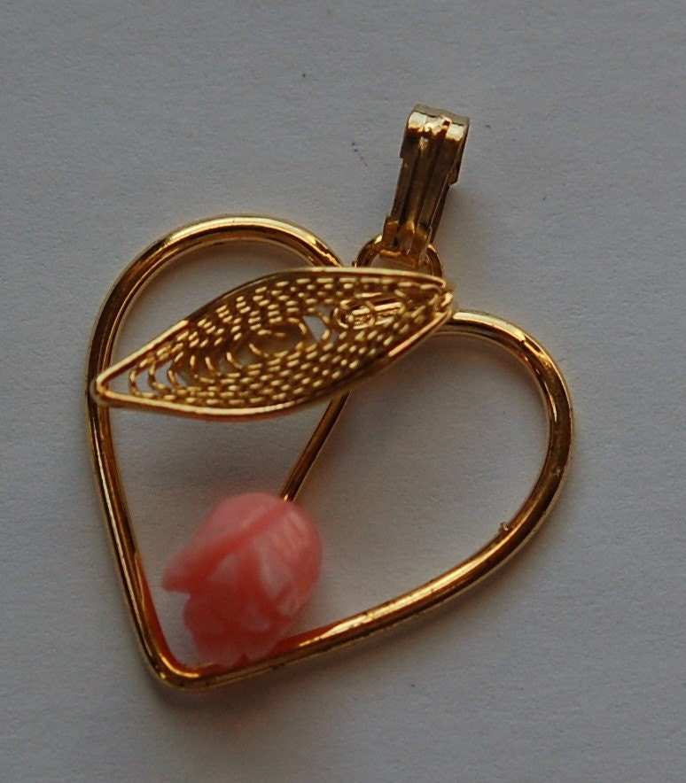 Vintage Gold Heart Pendant with Pink Flower 23mm (1) pnd008
