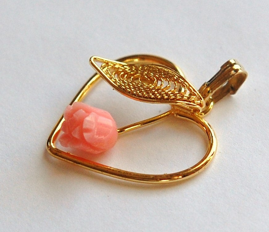 Vintage Gold Heart Pendant with Pink Flower 23mm (1) pnd008
