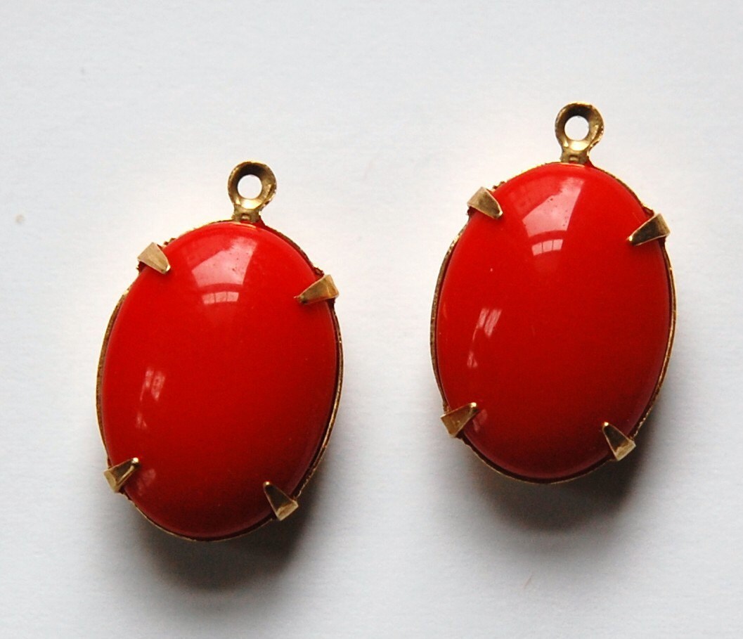 Vintage Opaque Red Stone in 1 Loop Brass Setting ovl003RR