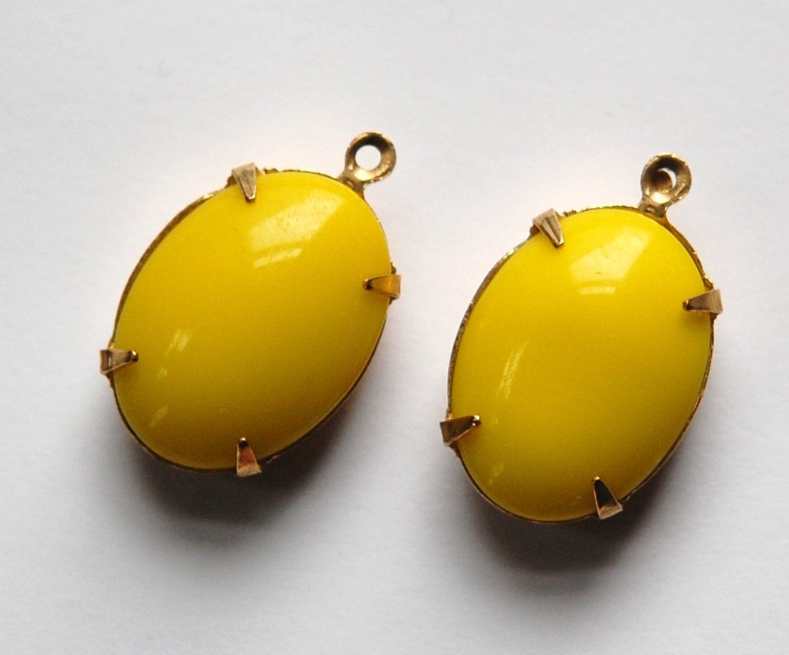 Vintage Opaque Yellow Stone in 1 Loop Brass Setting ovl003G