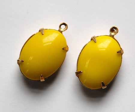 Vintage Opaque Yellow Stone in 1 Loop Brass Setting ovl003G