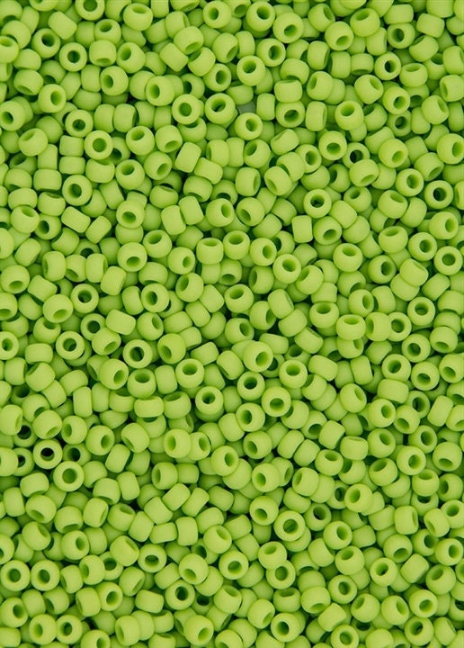 8/0 TOHO ROUND Opaque Frosted Sour Apple Seed Bead (8g)