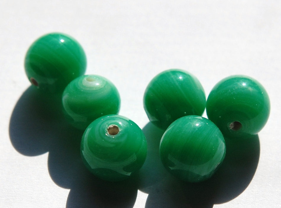 Vintage Jade Green Glass Beads Japan 10mm (6) jpn007K