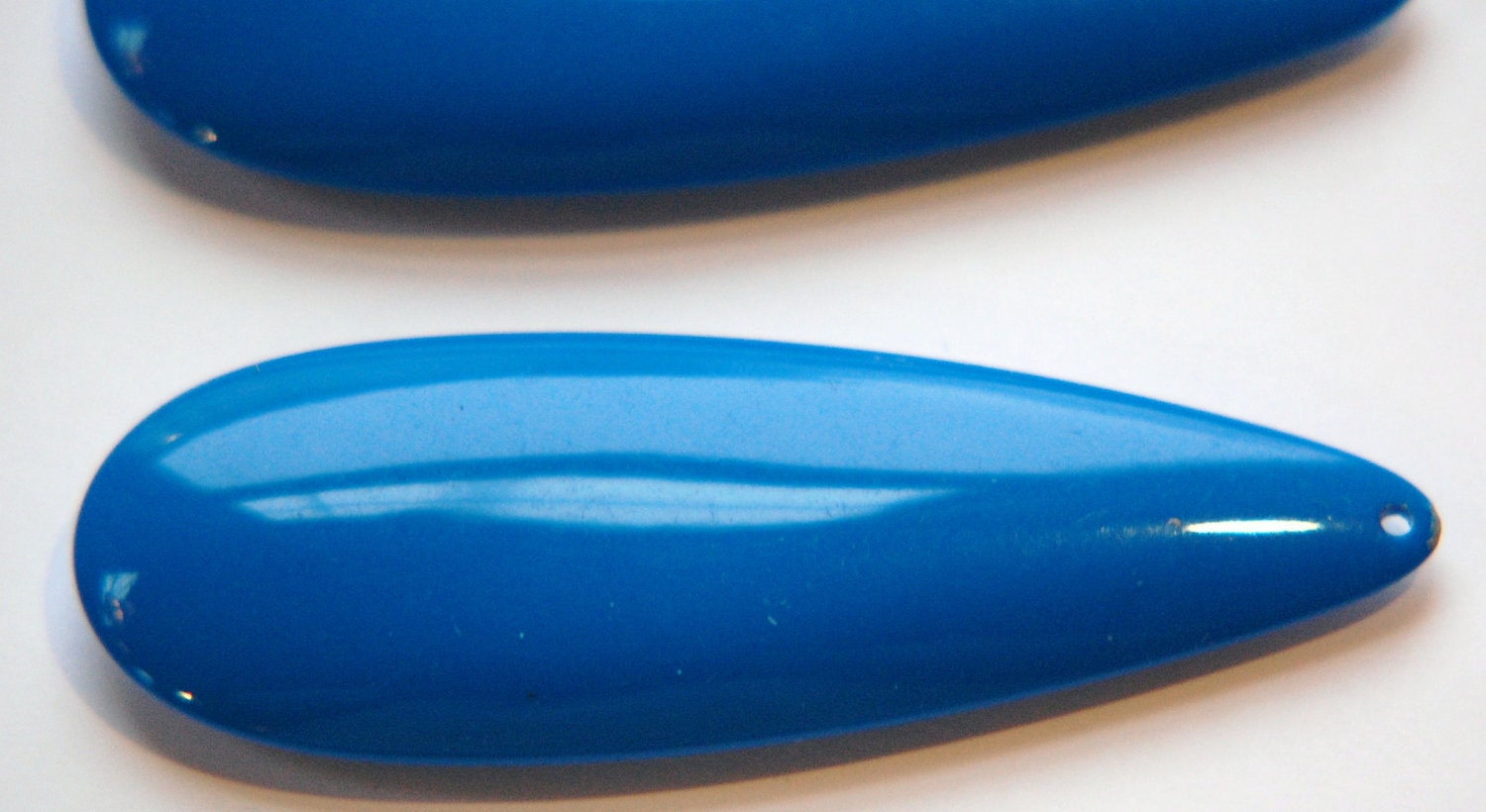 Vintage Acrylic Blue Teardrop Pendants LG (2) pnd145E