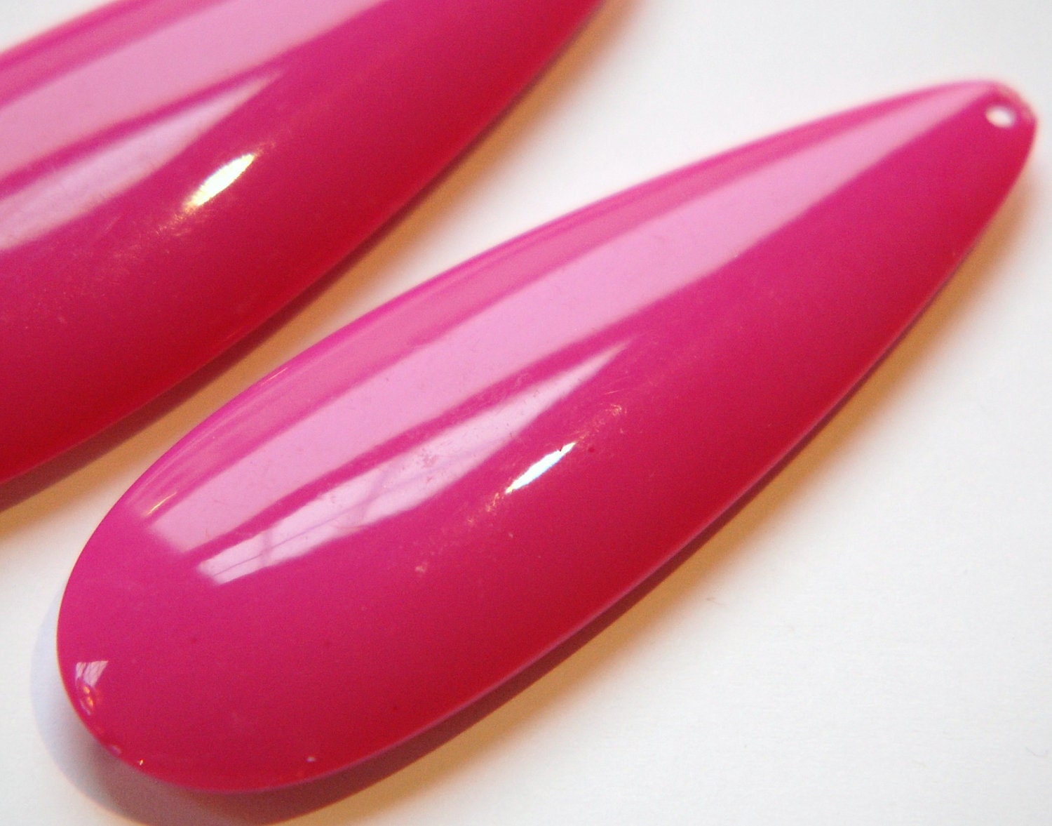 Vintage Acrylic Pink Teardrop Pendants LG (2) pnd145B