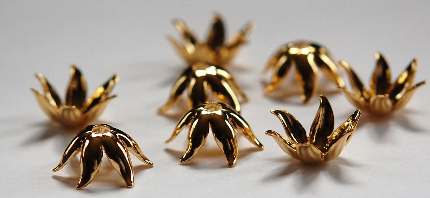 Gold Plated 6 Petal Flower Bead Cap (8) mtl071B