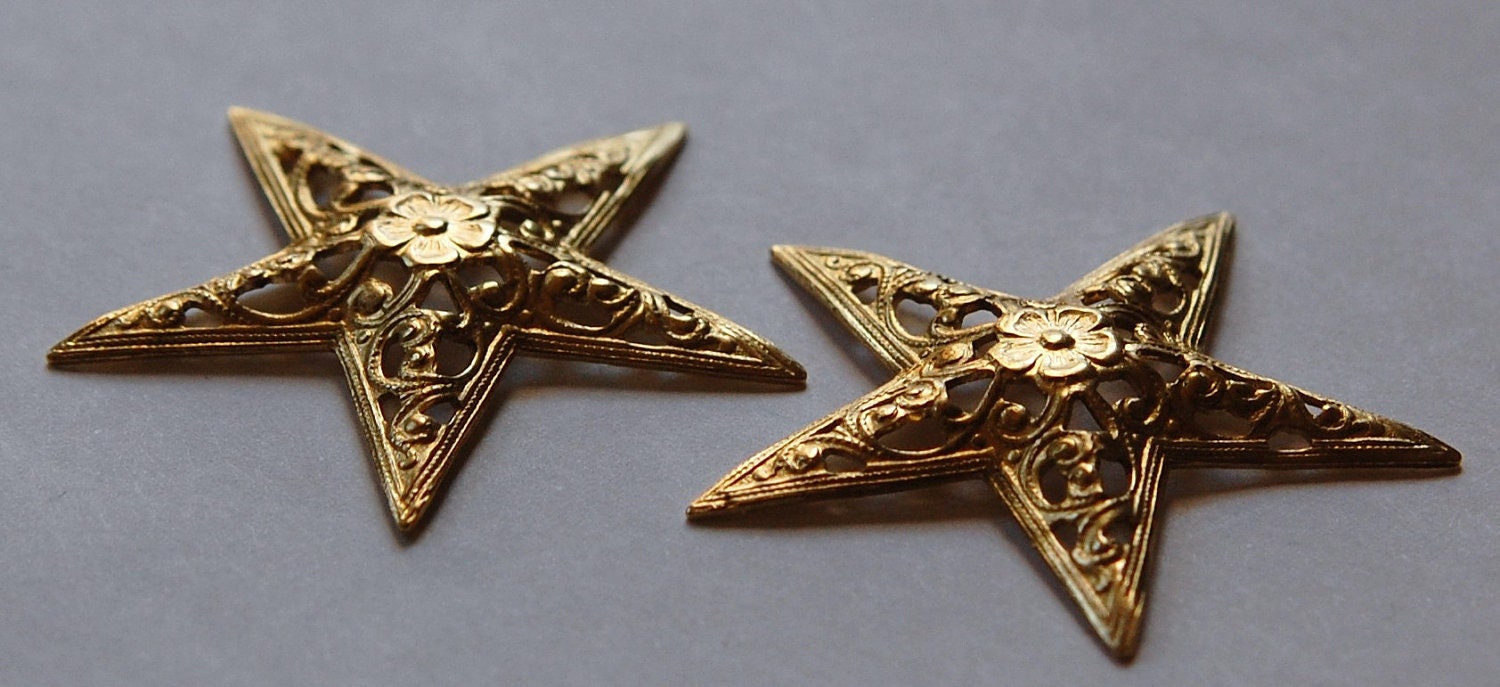 Raw Brass Dapped Filigree Star with Flower (2) mtl338