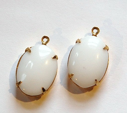 Vintage Opaque White Stone in 1 Loop Brass Setting ovl003K