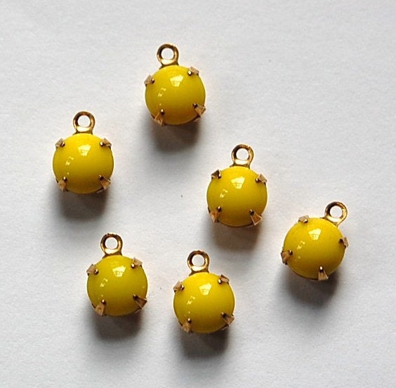 Vintage Opaque Yellow Glass Stone Brass 1 Loop Setting Drops rnd001G