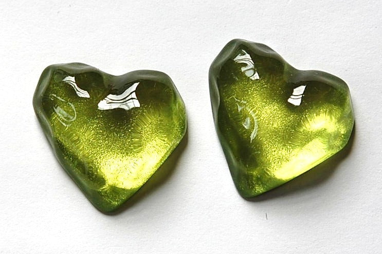 Vintage Funky Mod Bumpy Peridot Lucite Heart Cabochon (2) cab773K