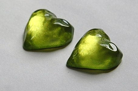 Vintage Funky Mod Bumpy Peridot Lucite Heart Cabochon (2) cab773K
