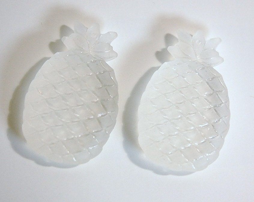 Vintage Acrylic Matte Crystal Etched Pineapple Pendants (2) pnd039C