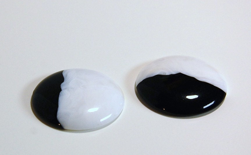 Vintage Black and White Acrylic Cabochons 34mm cab157A