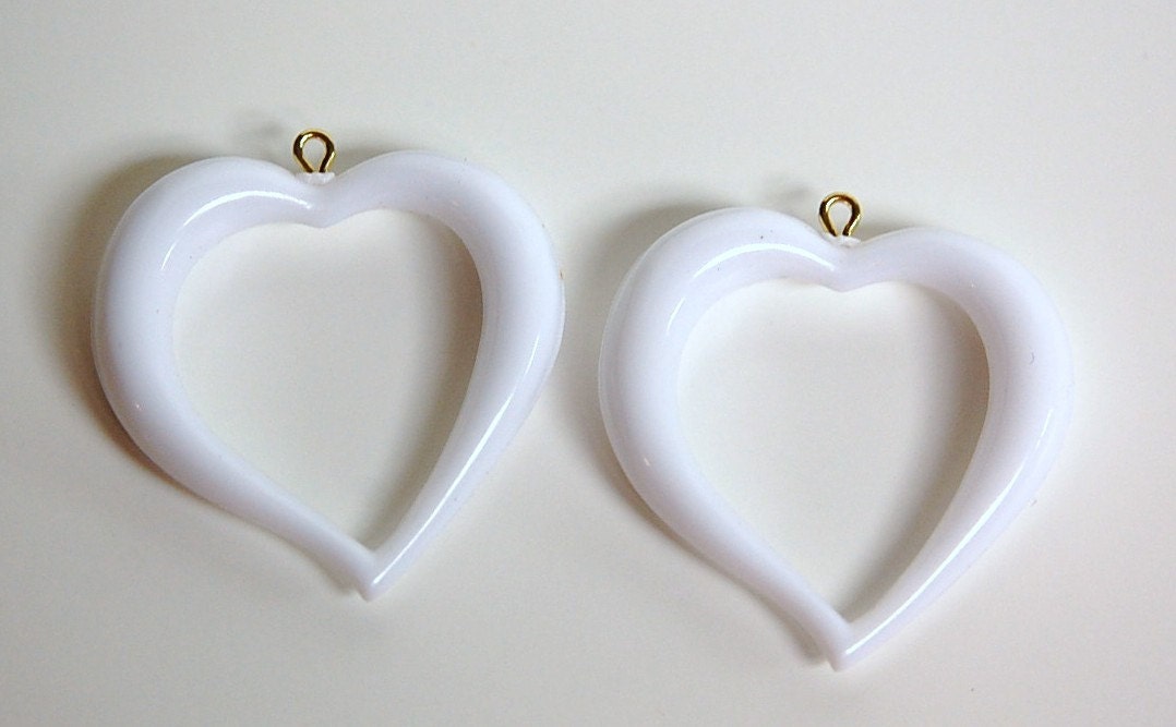 Vintage White Acrylic Open Heart Pendants pnd059