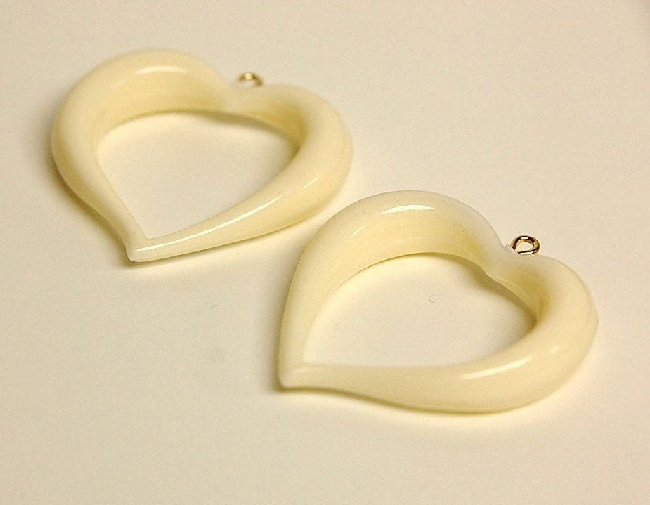 Vintage Ivory Acrylic Open Heart Pendants pnd059C