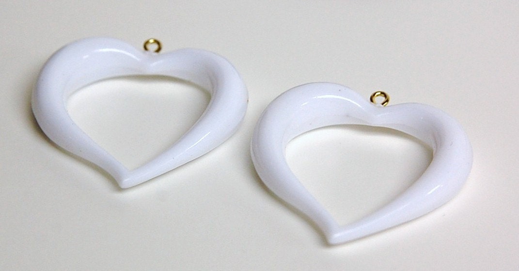 Vintage White Acrylic Open Heart Pendants pnd059