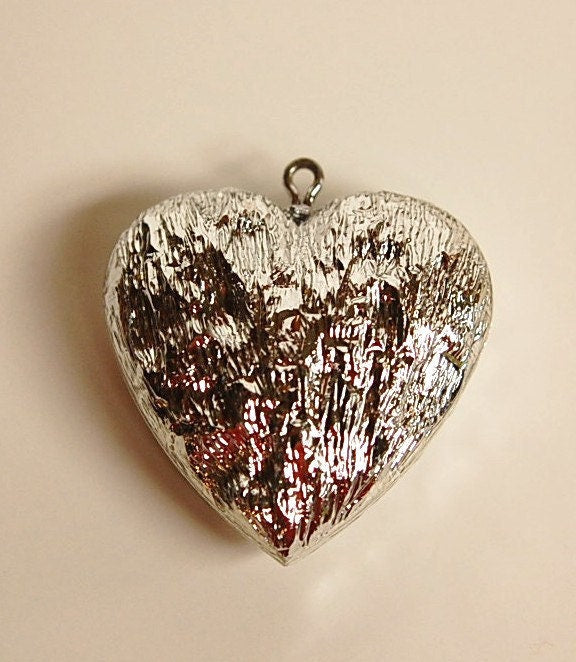 Vintage Acrylic Silver Crinkle Textured Heart Pendant pnd146B