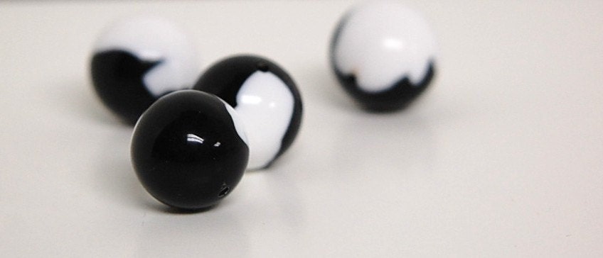 Vintage Black and White Pattern Chunky Acrylic Beads 15mm (4) bds125
