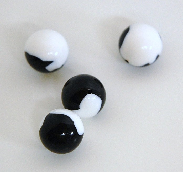 Vintage Black and White Pattern Chunky Acrylic Beads 15mm (4) bds125
