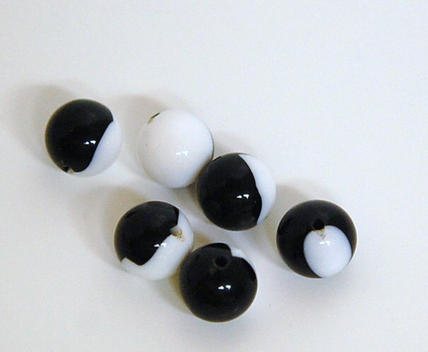 Vintage Black and White Pattern Chunky Acrylic Beads 12mm (6) bds125B