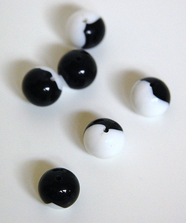 Vintage Black and White Pattern Chunky Acrylic Beads 10mm (6) bds125C