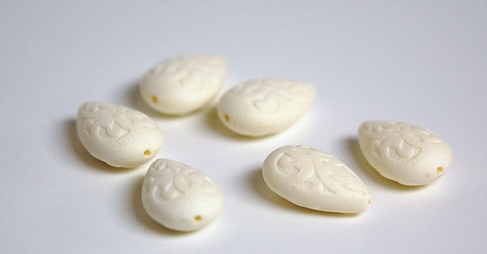 Vintage Style Creamy Ivory Etched Tear Drop Beads 19mm (6) bds120F